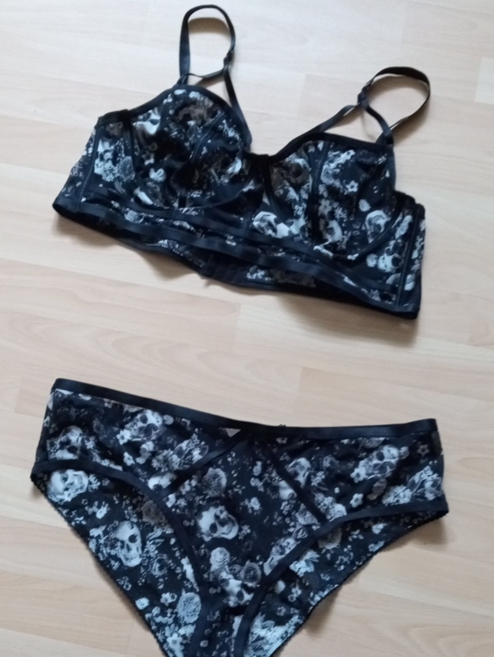 Black Floral Skull Lace Bikini Brief and Underwire Bralette Set. nwot
